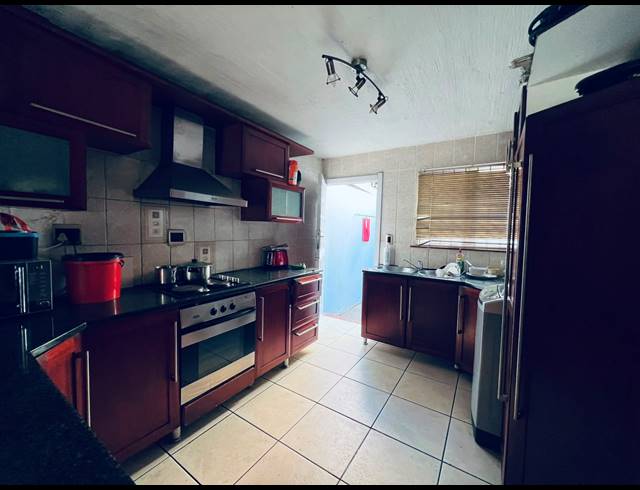 3 BEDROOM SEMI DETACHED FOR SALE IN NEWLANDS WEST